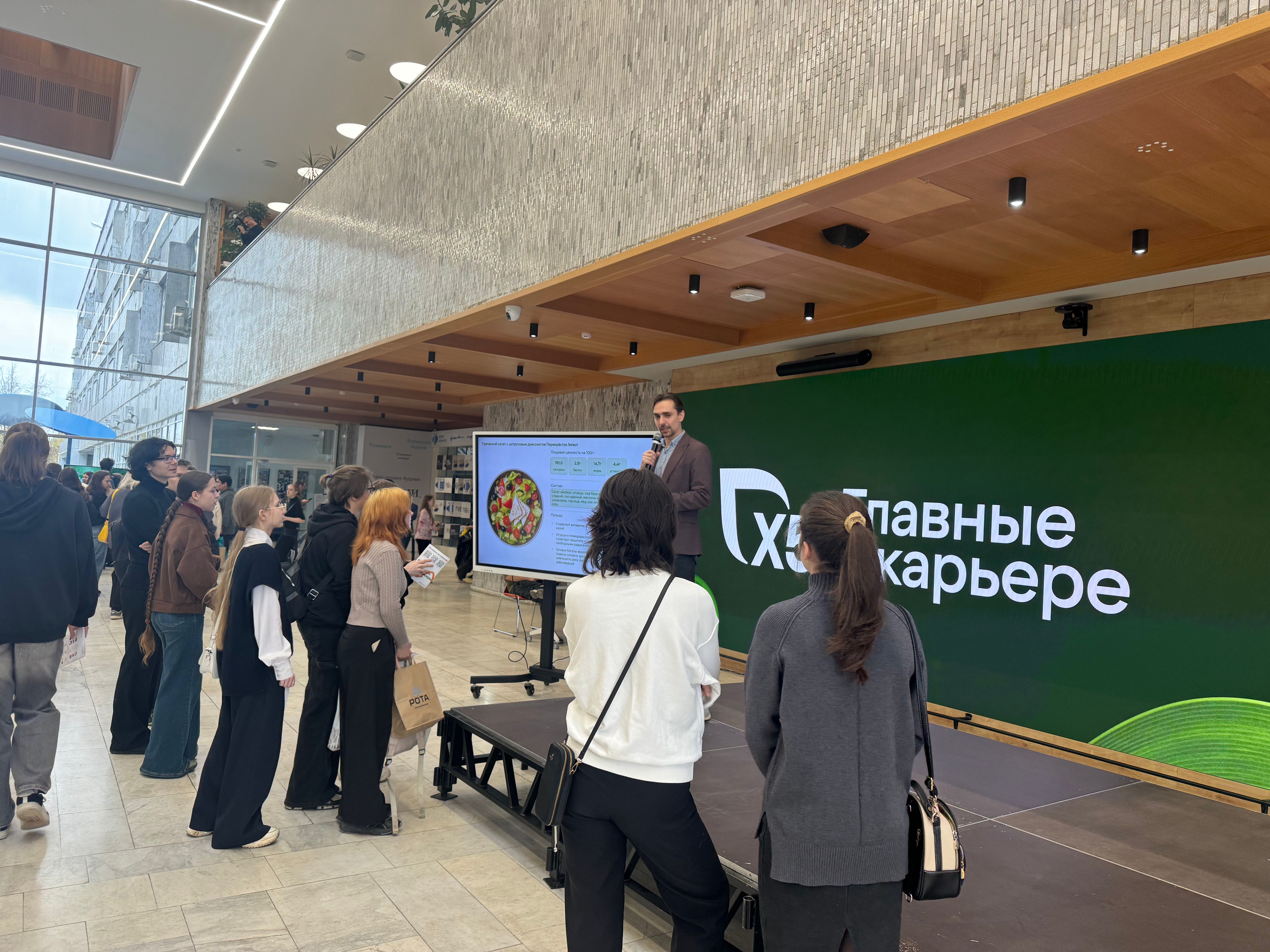 А ведь все они в детстве не любили копать картошку на даче! Источник: Поле.РФ