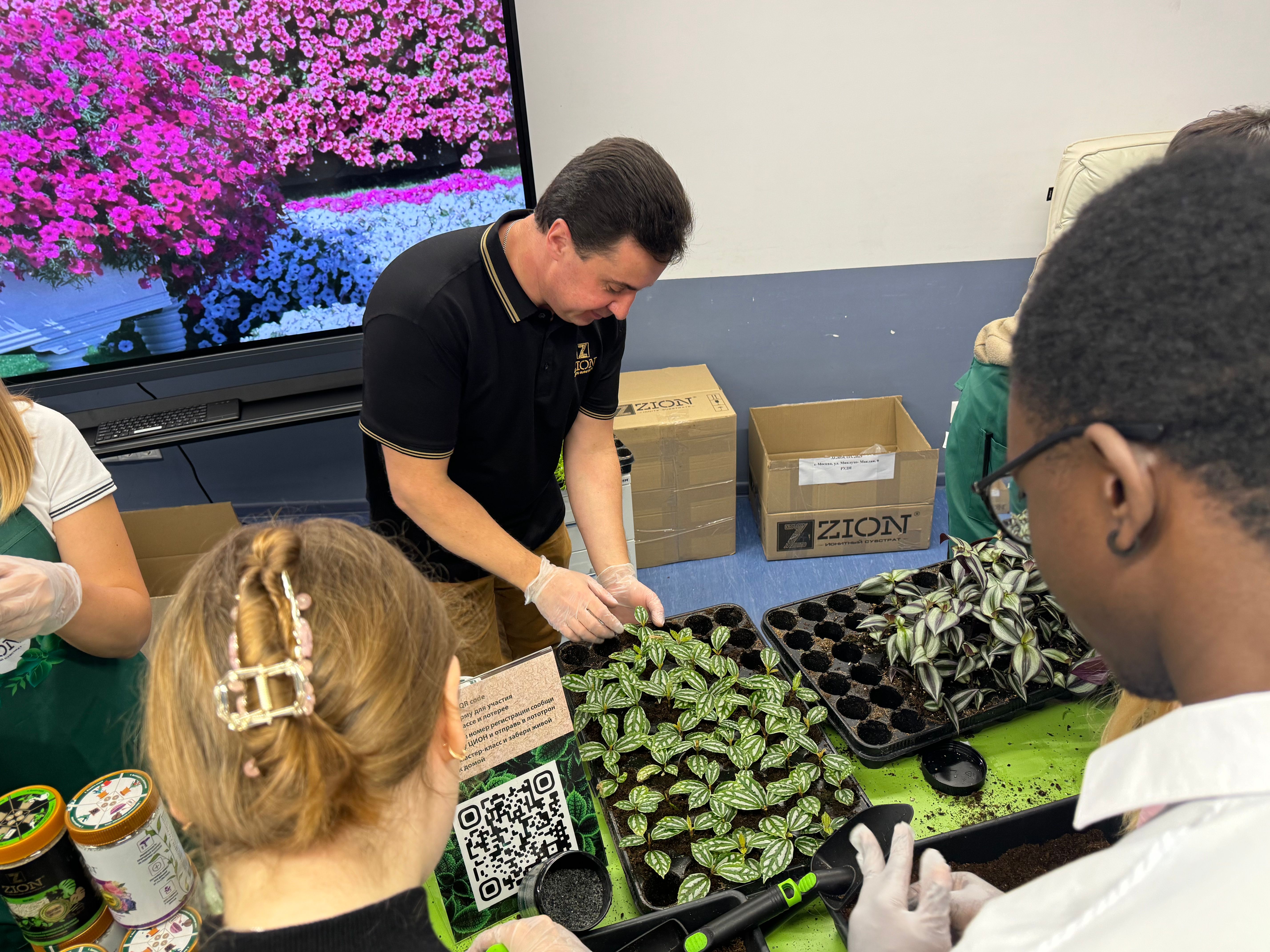 Каждый будущий аграрий должен получить диплом, посадить цветок и вырастить сорт, который назовут его именем. Источник: Поле.РФ