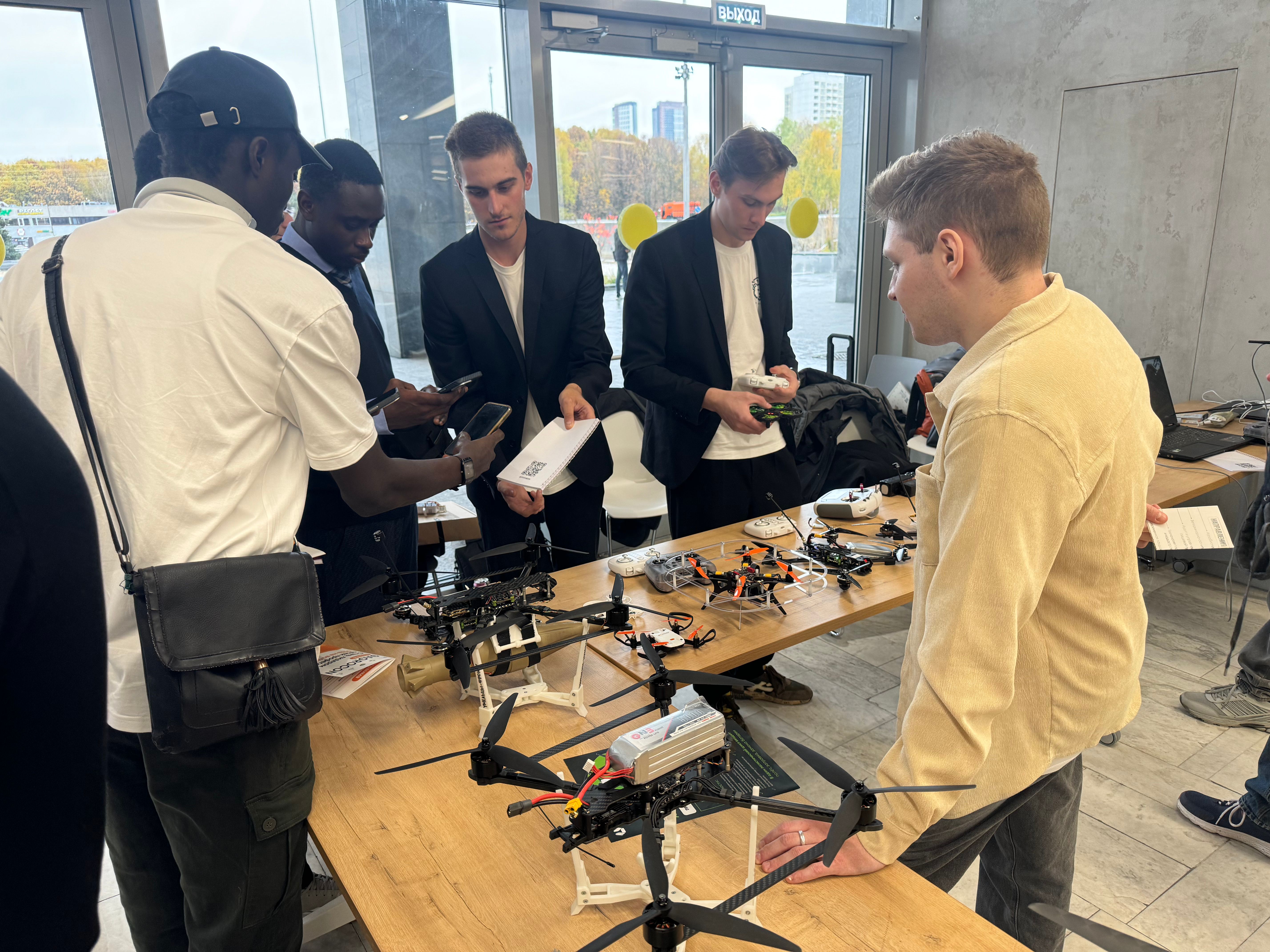 Какой аграрий не мечтал в детстве стать летчиком? Теперь две мечты можно совместить. Источник: Поле.РФ