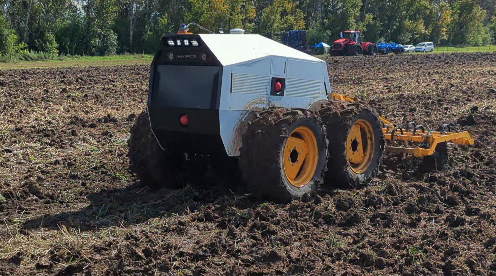 Роботизированный трактор, который выполняет все основные сельхозоперации. Также он может обслуживать животноводческие комплексы.. Работает в коровнике, поправляет корм для коров и выполняет основные сельхозоперации на поле. Источник: Cognitive Pilot